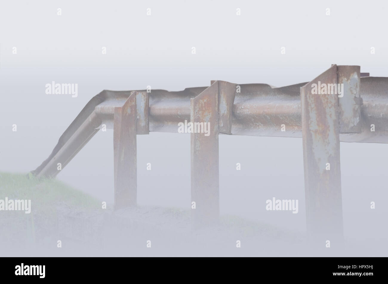 Ancien bent rusty grunge pont métallique ferroviaire, shoruded dans le brouillard, de grandes perspectives de brouillard Banque D'Images