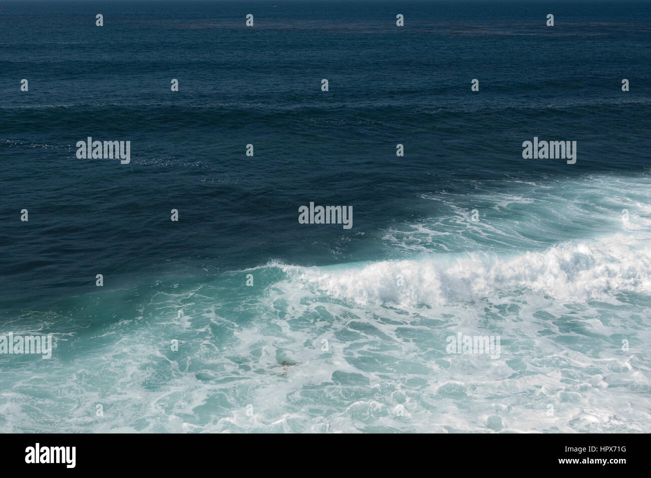 Les vagues de l'océan Pacifique crash sur les rivages de la Jolla Cove à San Diego, Californie. Banque D'Images