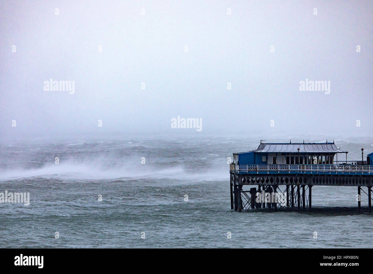 La mer sauvages autour de jetée de Llandudno que Storm Doris s'écrase dans la région du nord du Pays de Galles Banque D'Images