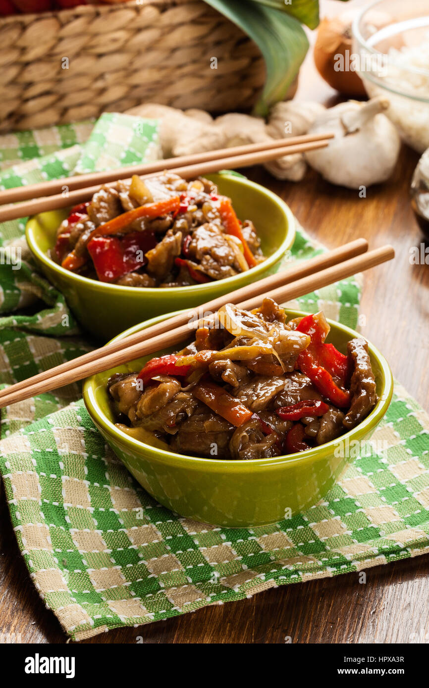 Rôti de surlonge de porc collant chinois avec une sauce sucré et salé servi avec riz bouilli Banque D'Images