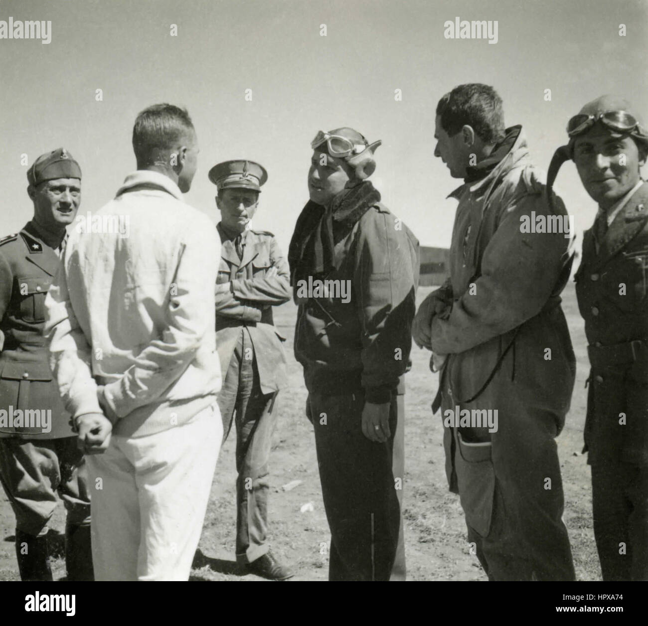 Bruno aviator italien Mussolini avec les autres pilotes, l'aérodrome d'Asmara, Erythrée Banque D'Images