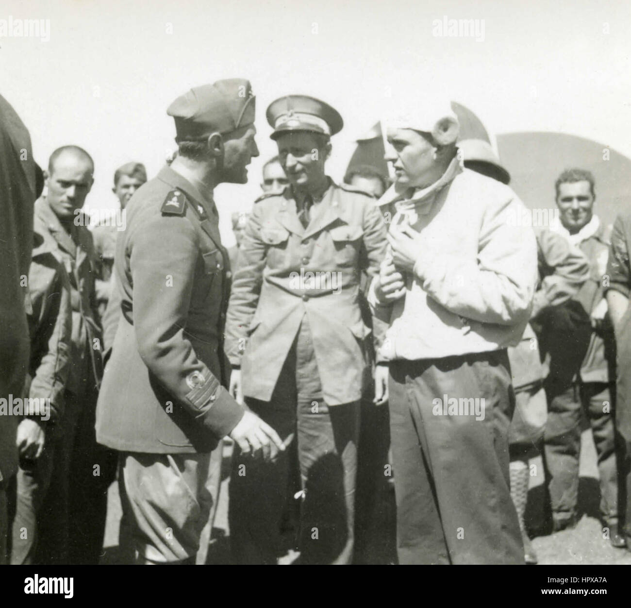 Aviator italien Vittorio Mussolini avec les autres pilotes, l'aérodrome d'Asmara, Erythrée Banque D'Images