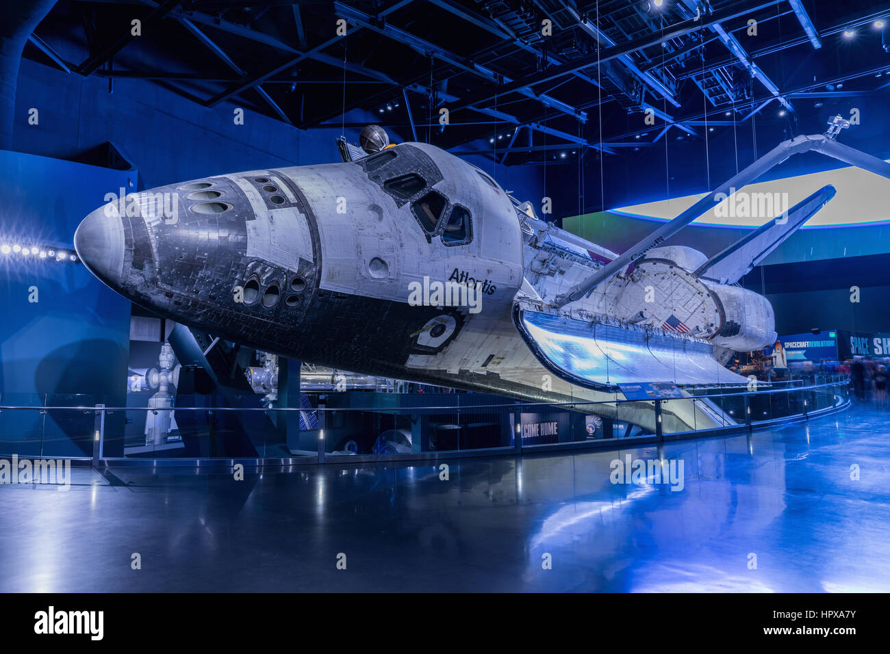 Au centre spatial Kennedy, en Floride, USA - SEBRUARY 19, 2017 : la navette spatiale Atlantis au complexe des visiteurs du Centre spatial Kennedy, Apollo Saturn V Center Banque D'Images