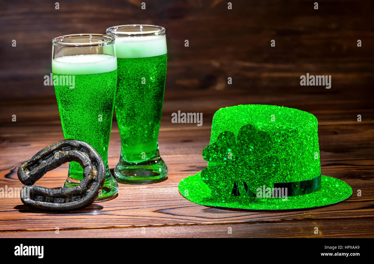 St Patricks day avec des verres de bière verte, feuille de trèfle, light leprechaun hat sur vintage background, Close up Banque D'Images