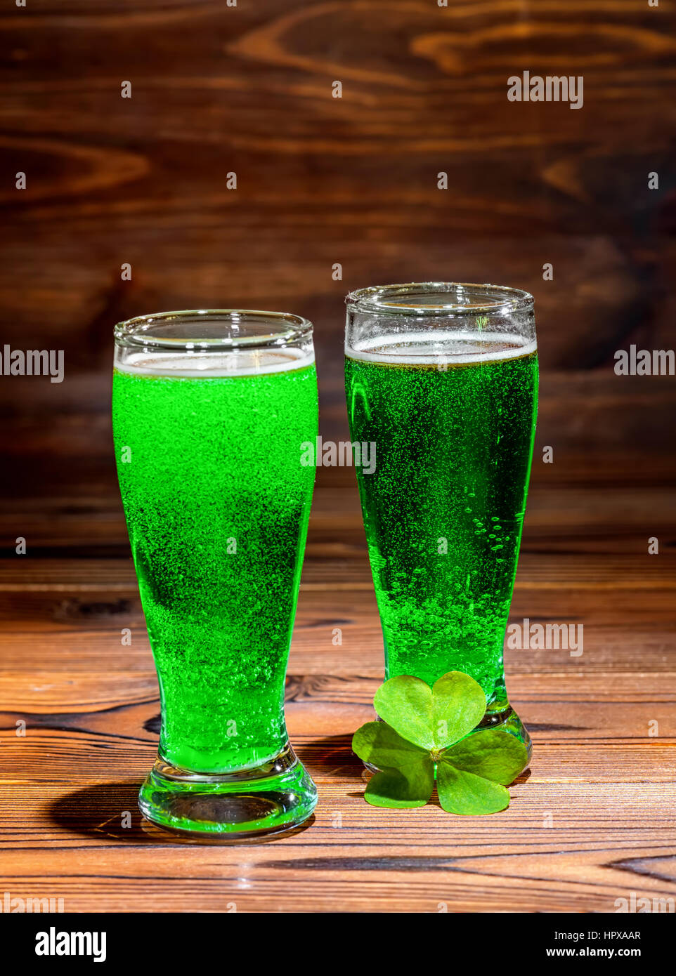 St Patricks day avec des verres de bière verte, feuille de trèfle en bois vintage background, Close up Banque D'Images