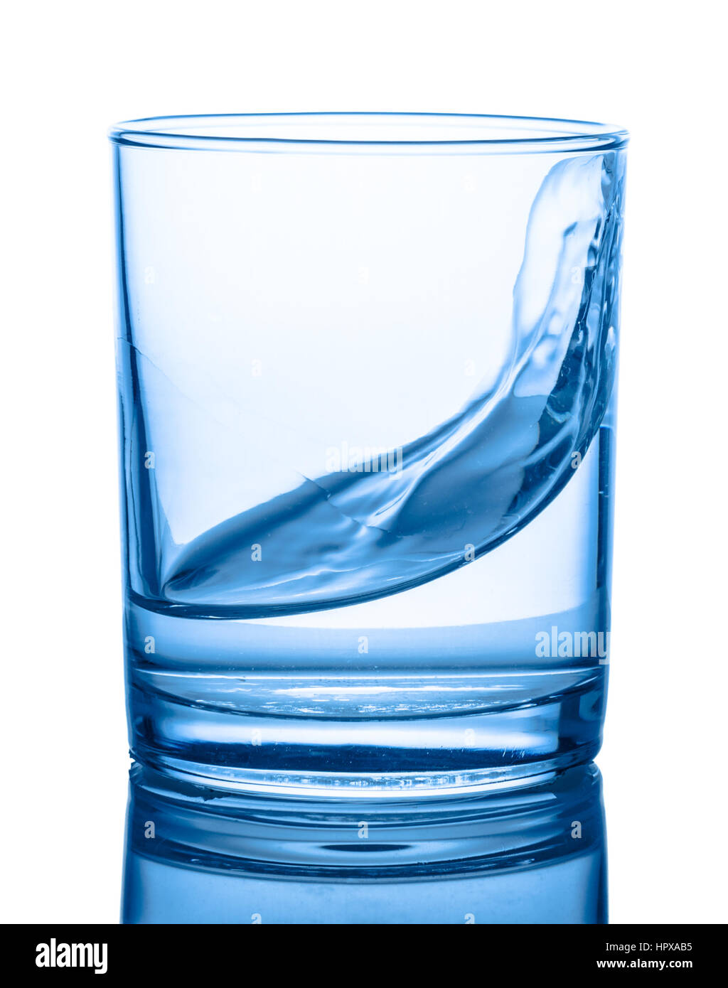 L'eau bleu en verre transparent avec splash isolated over white, background, Close up Banque D'Images