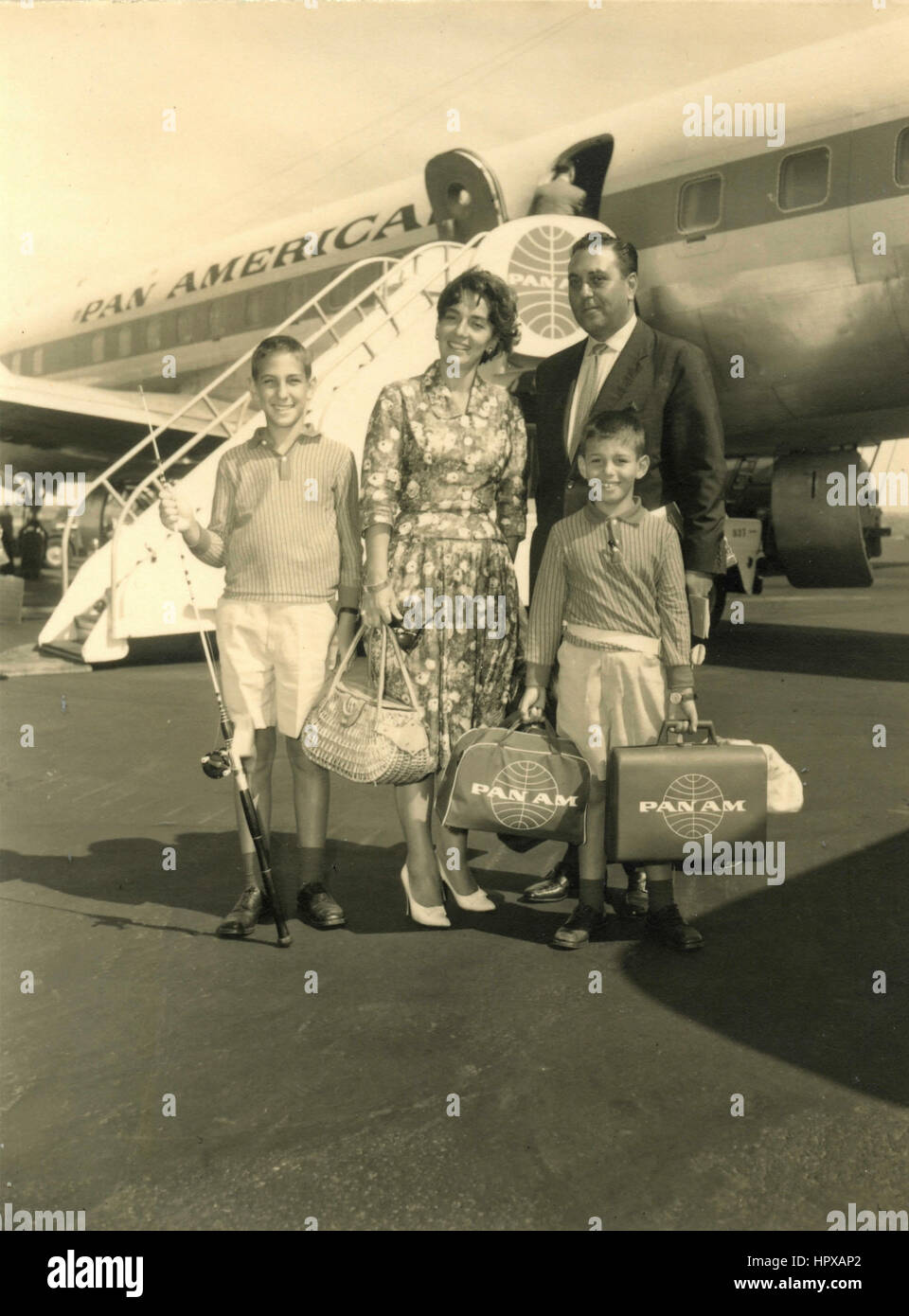 Une famille voyageant à bord d'un avion de la Pan American, Italie Banque D'Images