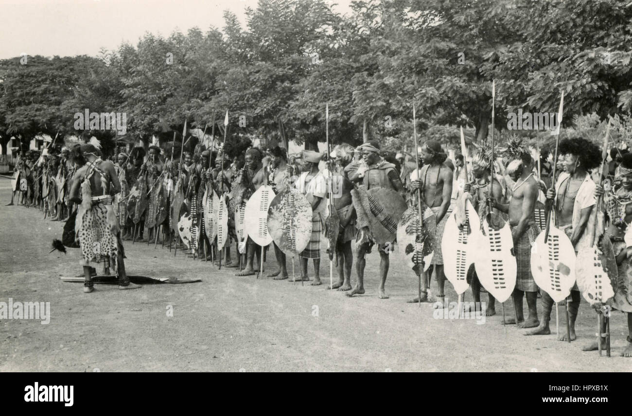 Groupe d'autochtones habillés comme des guerriers Batuque, Mozambico Banque D'Images