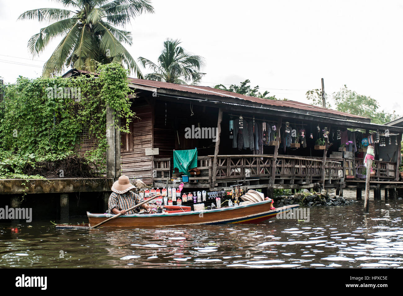 Bangkok Thaïlande 03.10.2015 Taling chan le traditionnel marché flottant les populations locales la vente de marchandises et de produits frais Banque D'Images