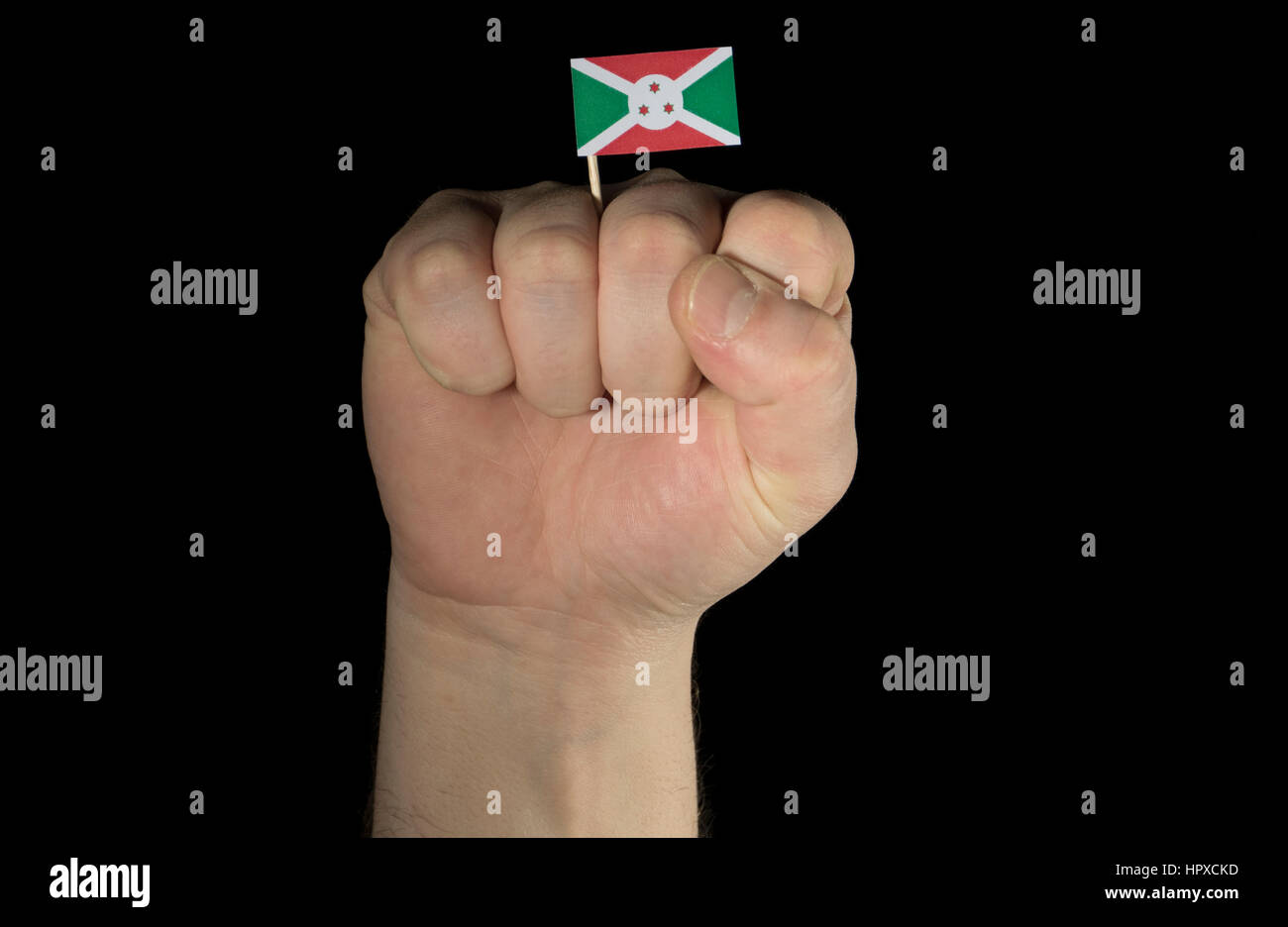 Man main fist avec drapeau burundais isolé sur fond noir Banque D'Images