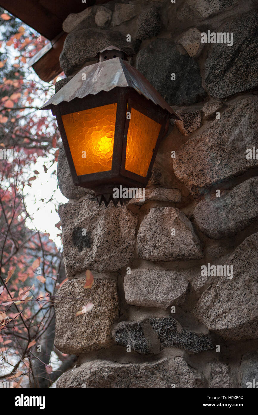 Lanterne sur un mur Banque D'Images