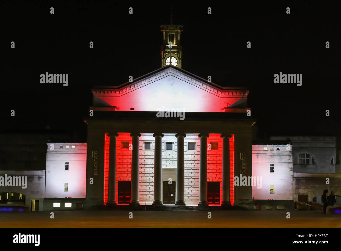 Southampton Guildhall, Hampshire, Royaume-Uni, allumé dans les couleurs de Southampton Football club de nuit Banque D'Images