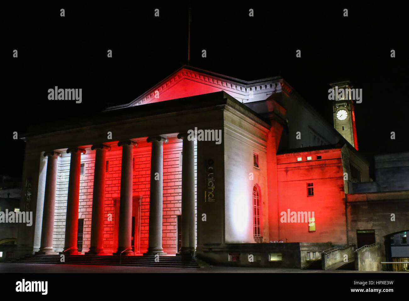 Southampton Guildhall, Hampshire, Royaume-Uni, allumé dans les couleurs de Southampton Football club de nuit Banque D'Images