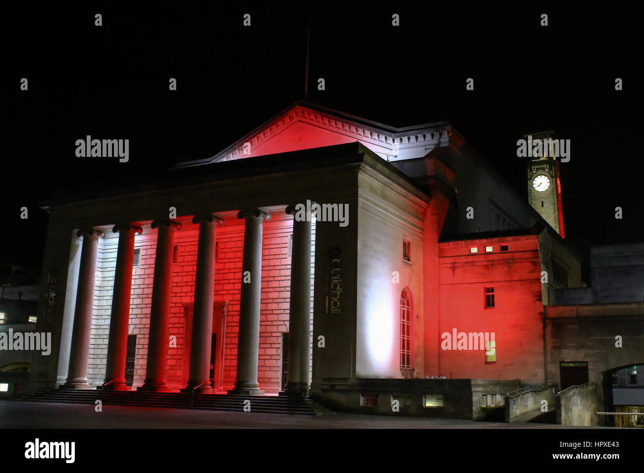 Southampton Guildhall, Hampshire, Royaume-Uni, allumé dans les couleurs de Southampton Football club de nuit Banque D'Images