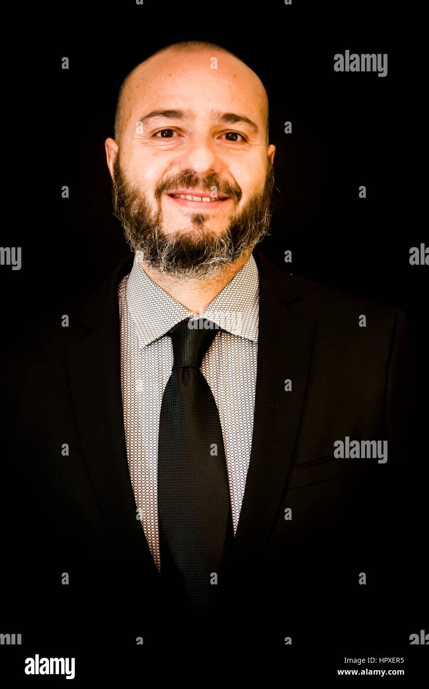 Beau, homme chauve avec barbe, en costume et cravate, sur fond noir Photo  Stock - Alamy