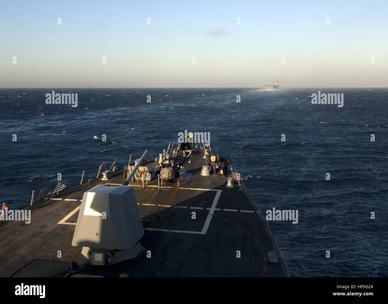 Porte-avions USS Enterprise (CVN 65) et de missiles de l'USS James E. Williams (DDG 95) en mer, le détroit de Gibraltar, 2012. Image courtoisie Daniel Meshel/US Navy. Banque D'Images