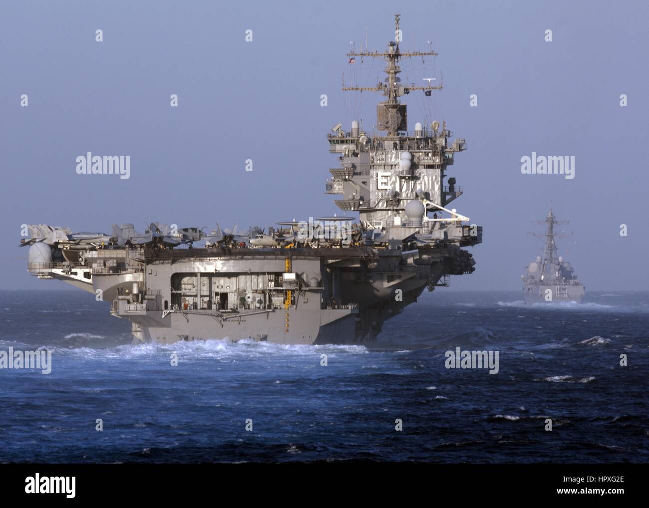 Porte-avions USS Enterprise (CVN 65) et de missiles USS Nitze (DDG 94) en mer, le détroit de Gibraltar, 2012. Image courtoisie Daniel Meshel/US Navy. Banque D'Images