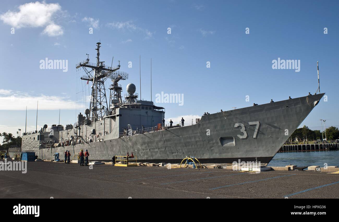 La frégate lance-missiles USS Crommelin (FFG 37) sur une jetée à Joint Base Harbor-Hickam Pearl, Washington, le 24 octobre 2012. Image courtoisie Diana Quinlan/US Navy. Banque D'Images