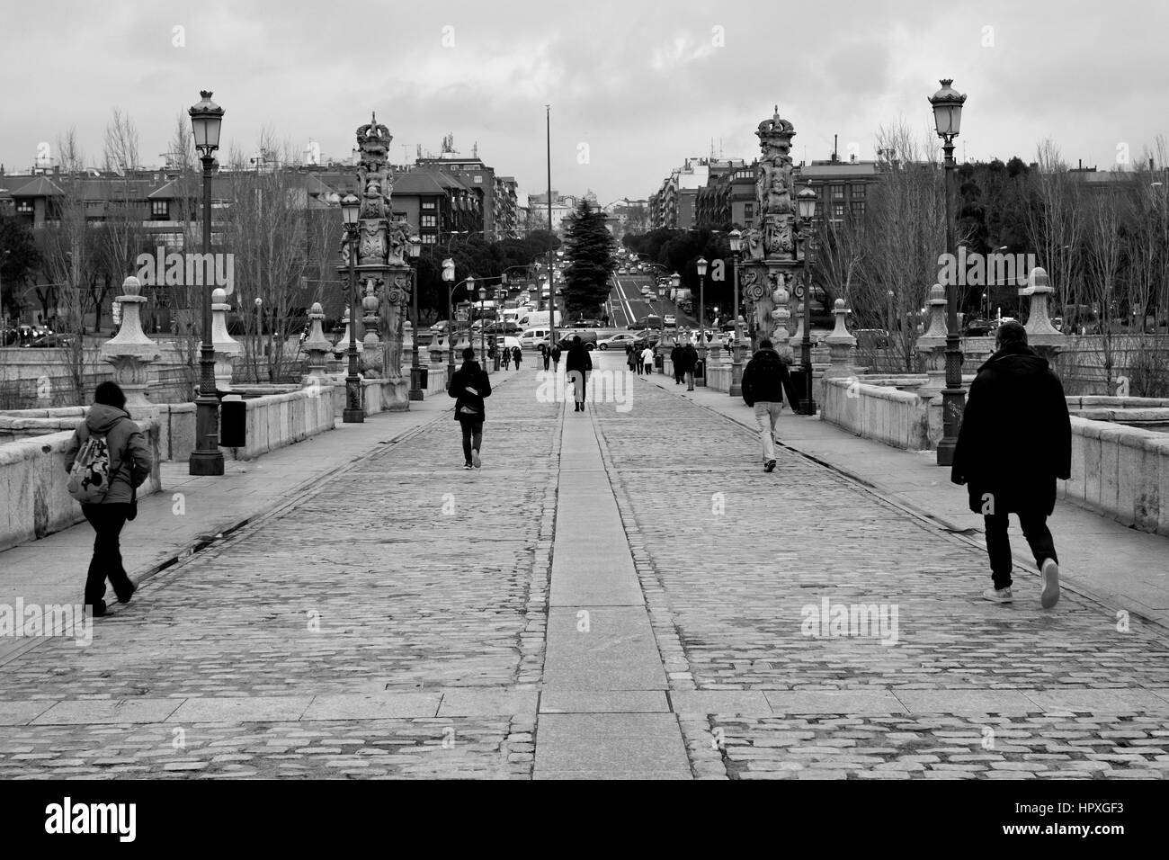 Image en noir et blanc de gens qui marchent à travers le pont en marques de Vadillo bridge, Madrid, Espagne. Banque D'Images