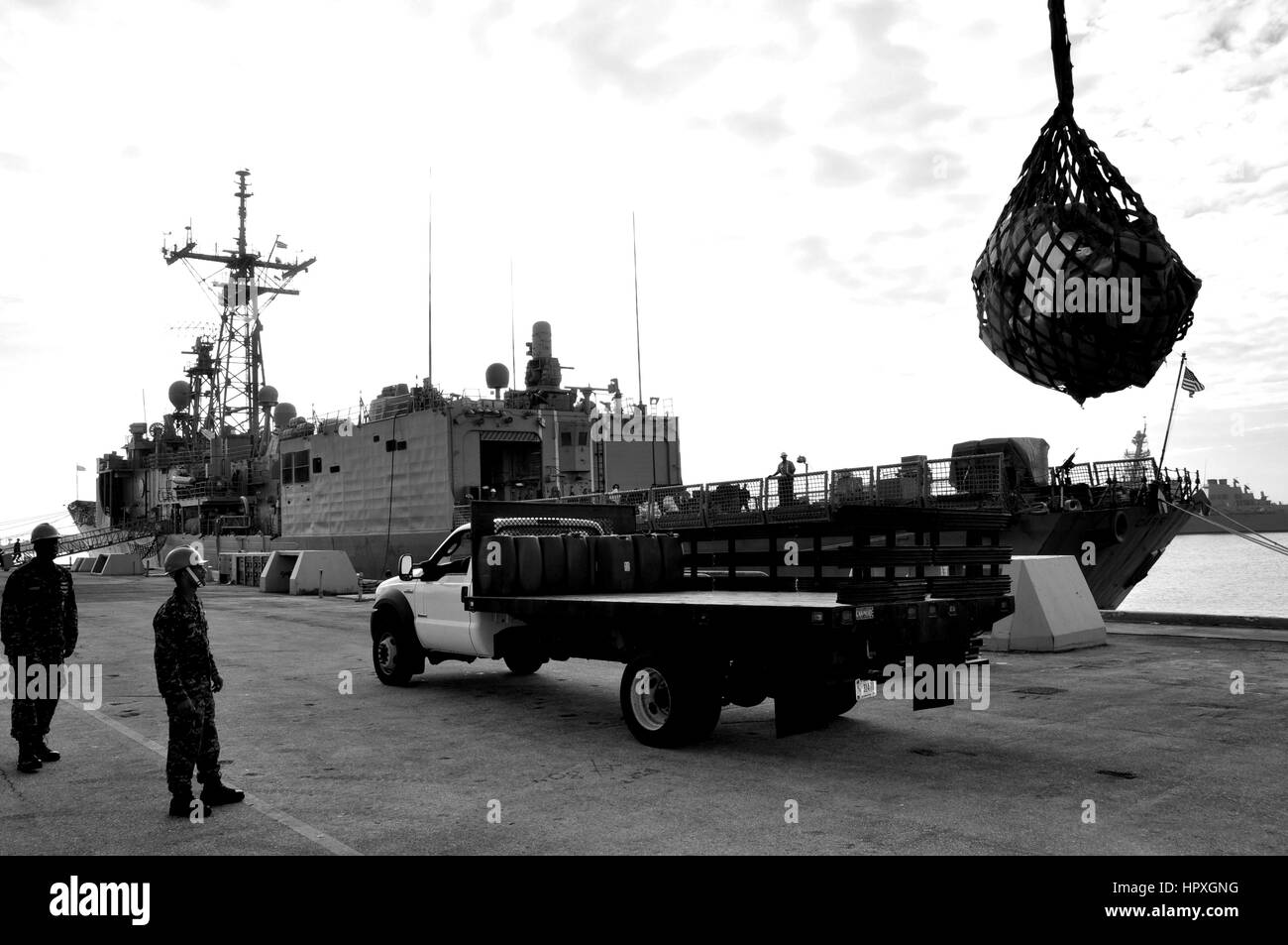 Des marins déchargent 1,5 tonnes de cocaïne et près de 3 tonnes de marijuana de la classe Oliver Hazard Perry frégate lance-missiles USS Carr (FFG 52), 2012. Image courtoisie Corey Barker et l'US Navy. Banque D'Images