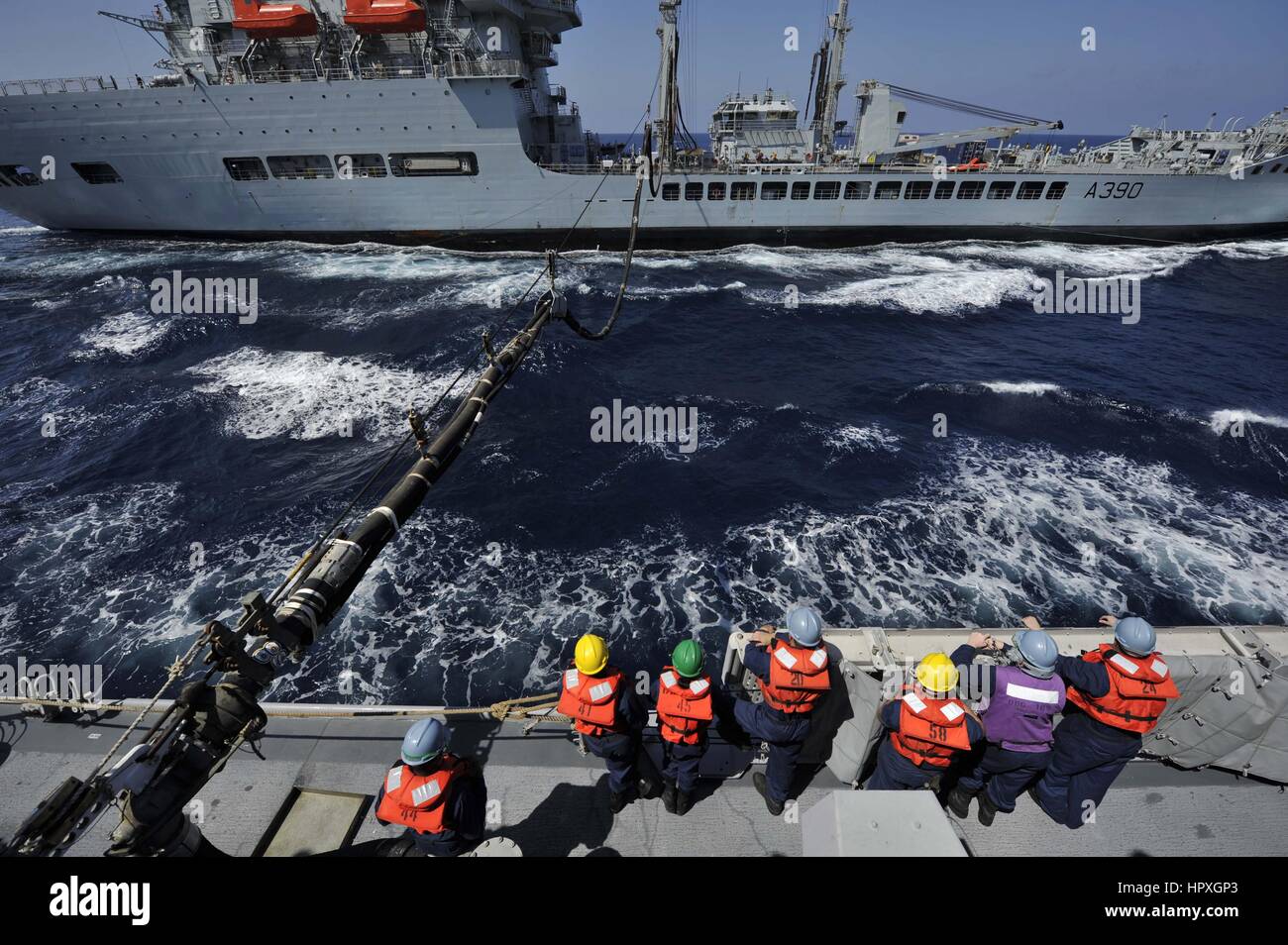 Missiles guidés USS Jason Dunham (DDG 109) et de la Royal Navy Fleet flotte auxiliaire pétrolier rapide Wave Ruler (A390) au cours d'un ravitaillement en mer, Mer d'Arabie, 2012. Image reproduite avec l'US Navy. Banque D'Images