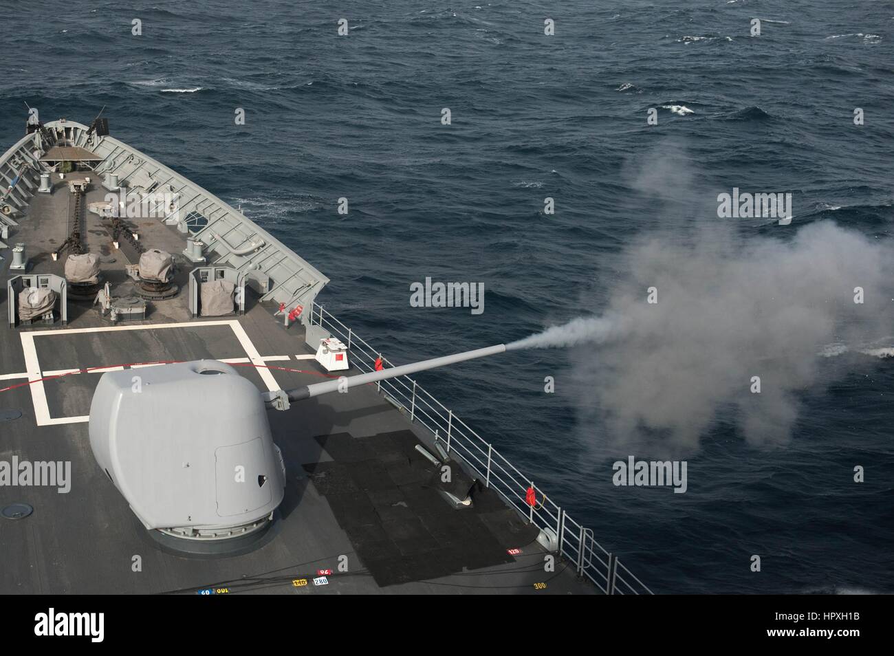 Croiseur lance-missiles USS Mobile Bay (CG 53) incendies ses 5 canons, mer d'Arabie, 2012. Image courtoisie Armando Gonzales/US Navy. Banque D'Images