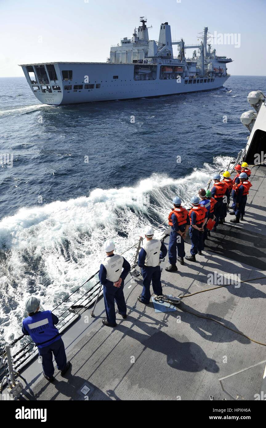 Les marins à l'étranger le destroyer USS-missiles Jason Dunham stand by que le navire s'approche la Royal Fleet Auxiliary oiler reconstitution RFA Fort Victoria pour le ravitaillement en mer, 5 janvier 2013. Image courtoisie de nous Spécialiste de la communication de masse de la Marine américaine 2e classe Deven B King. Banque D'Images