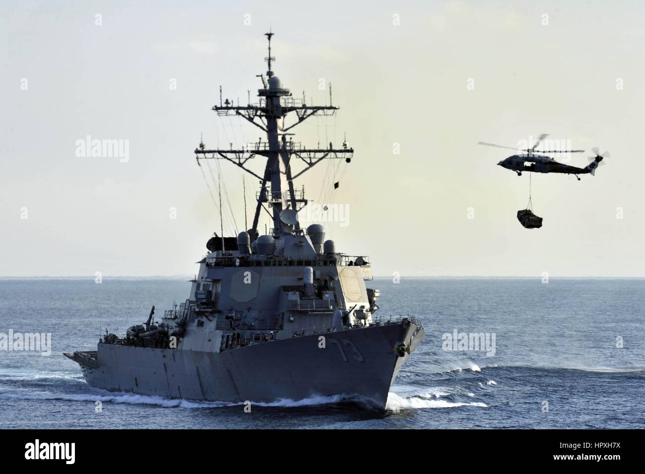 Un SH- 60B Sea Hawk affecté à l'hélicoptère de combat Eightballers Mer Escadron (HSC) approches 8 missiles de l'USS DECATUR (DDG 73) lors d'un ravitaillement vertical, le 19 décembre 2012. Image courtoisie de la Marine américaine, spécialiste de la communication de masse 2e classe Deven B King. Banque D'Images