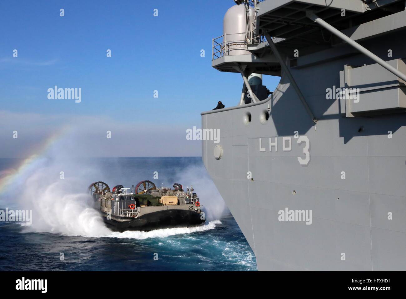 Un landing craft air cushion d'assaut de l'unité 4 s'approche du navire d'assaut amphibie USS Kearsarg, 23 janvier 2013. Image courtoisie Corbin J Shea/US Navy. Banque D'Images