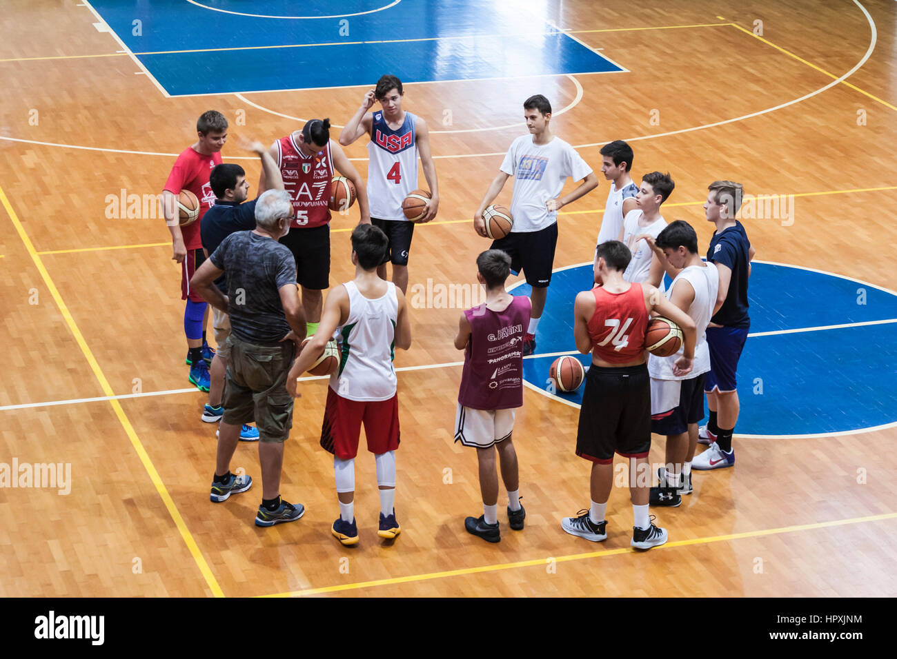 L'équipe de basket-ball : les explications de la formation des enseignants Banque D'Images