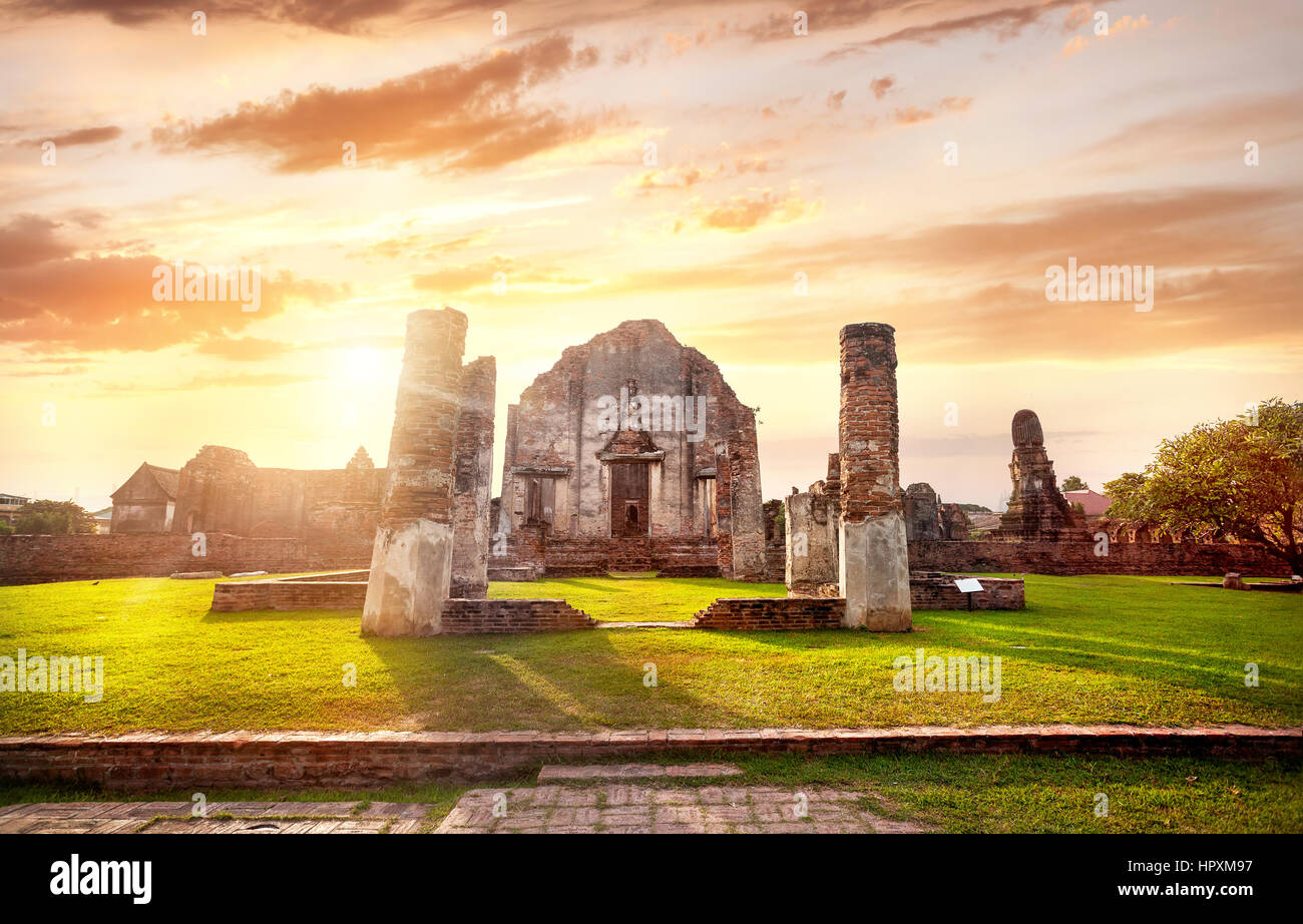 L'ancienne façade en ruine et la colonne de Temple à Lopburi, Thaïlande ciel au coucher du soleil Banque D'Images