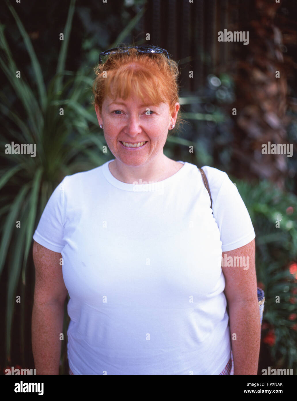 Jeune femme à tête rouge (30 ans), Surrey, Angleterre, Royaume-Uni Banque D'Images