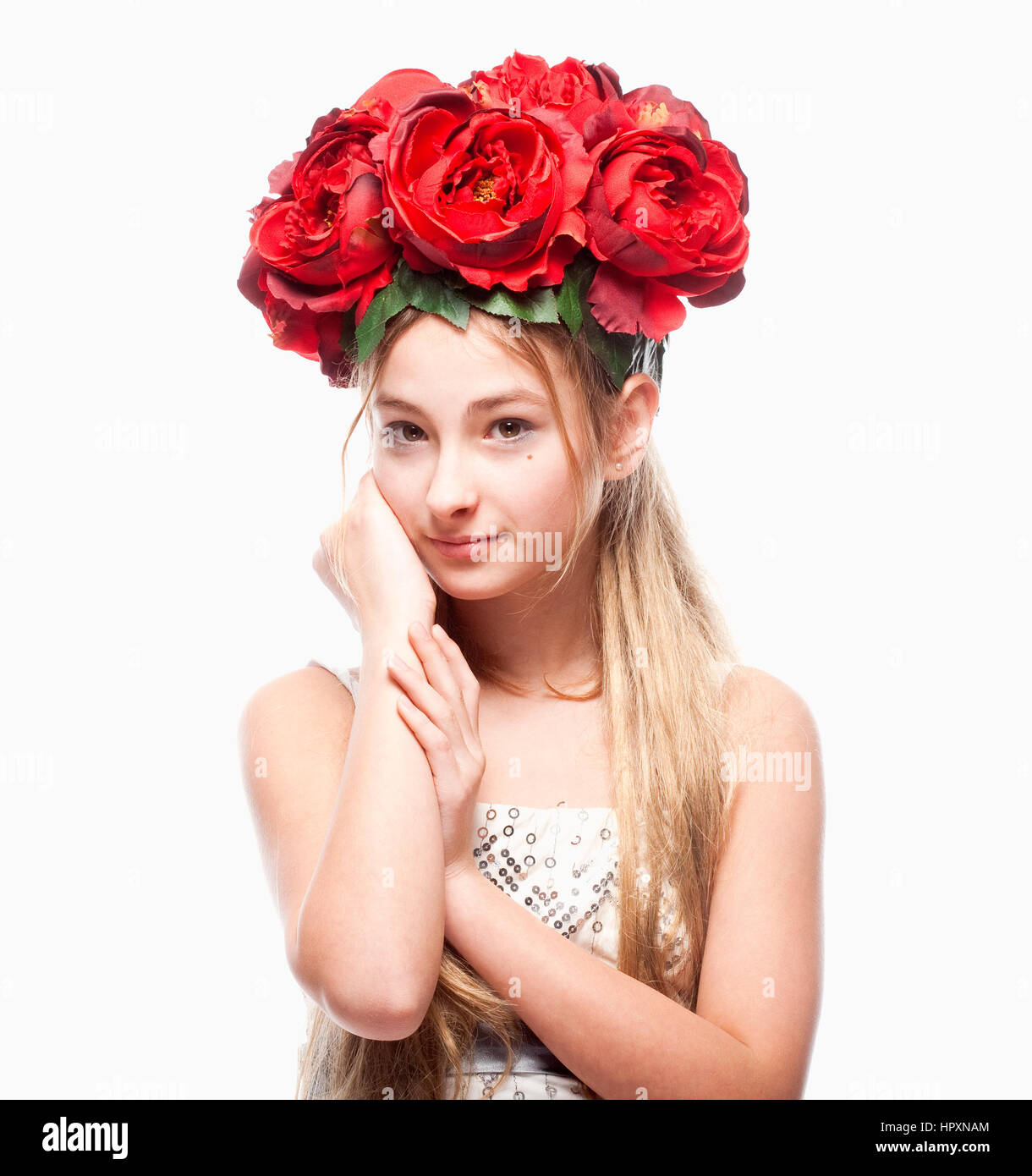 Portrait d'une fille aux cheveux blonds et arrangement de fleurs sur la tête Banque D'Images