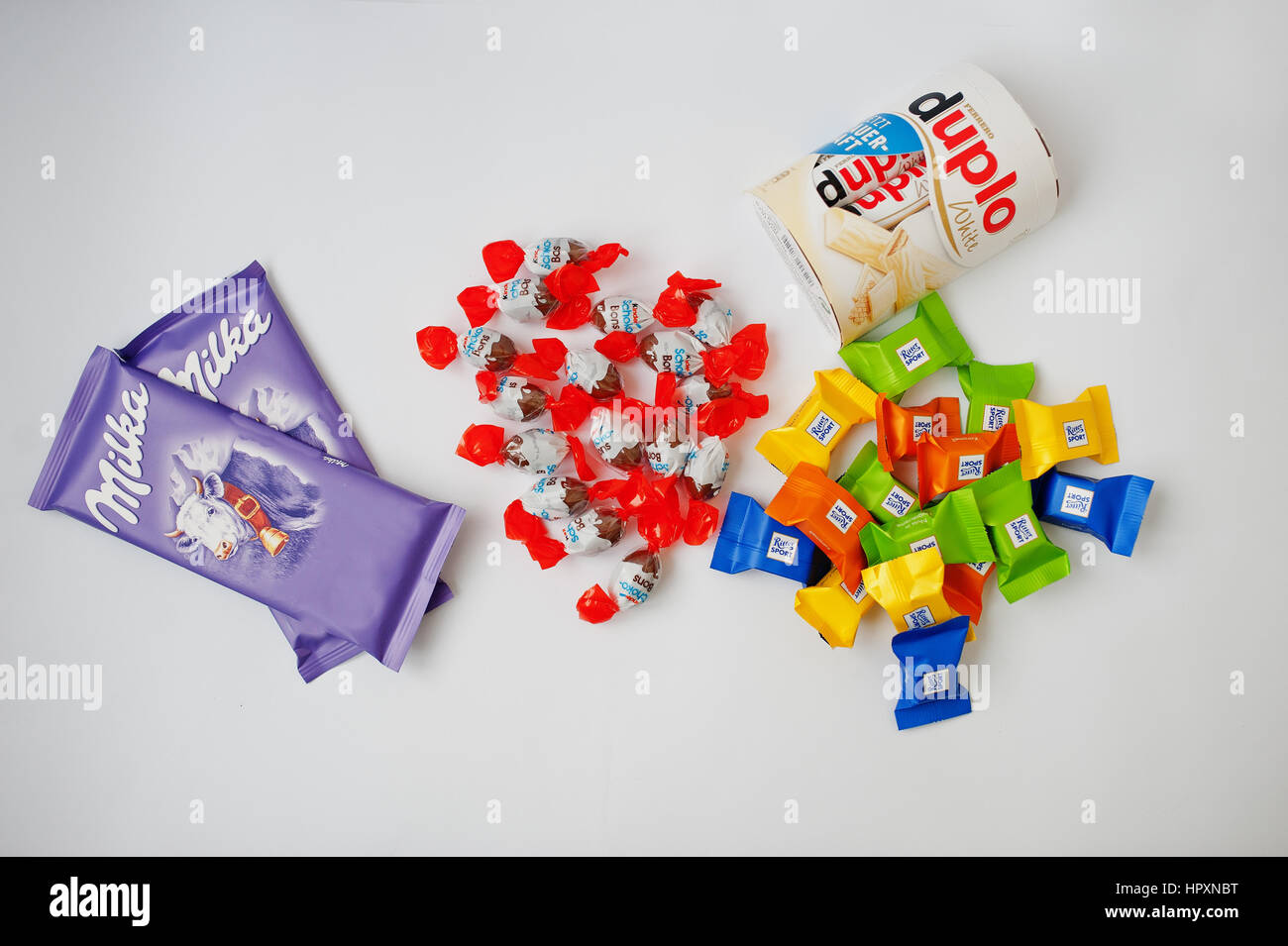 Dusseldorf, Allemagne - le 18 février 2017 : Différents chocolats comme  Milka, Ferrero, Kinder Duplo et Ritter Sport sur fond blanc Photo Stock -  Alamy