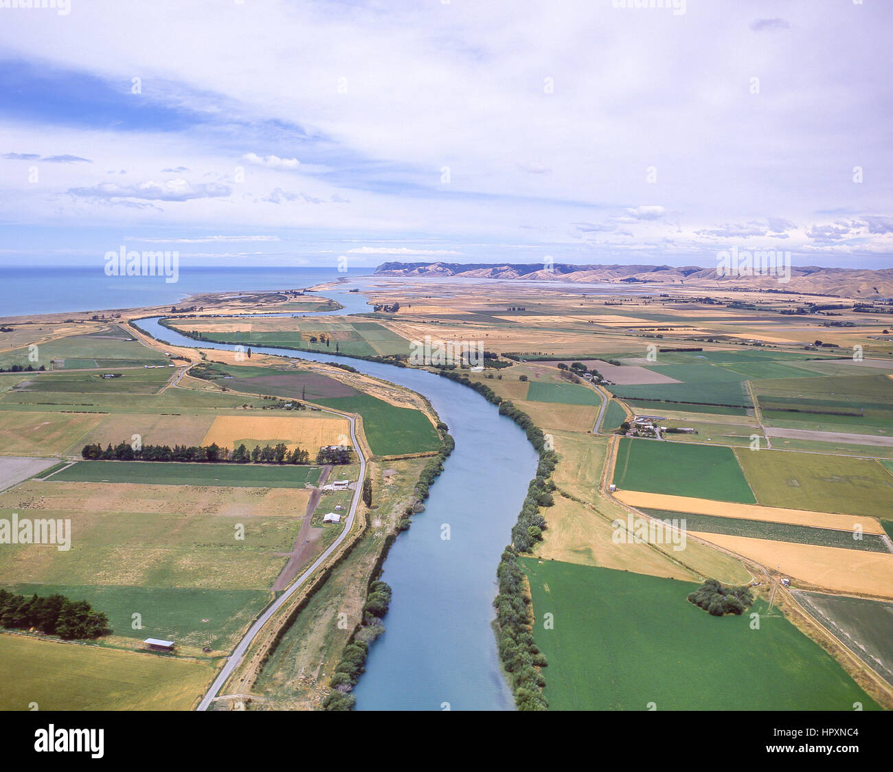 Vue aérienne de la rivière Wairoa menant à Cloudy Bay, vallée de Wairau, Blenheim, Marlborough, île du Sud, Nouvelle-Zélande Banque D'Images