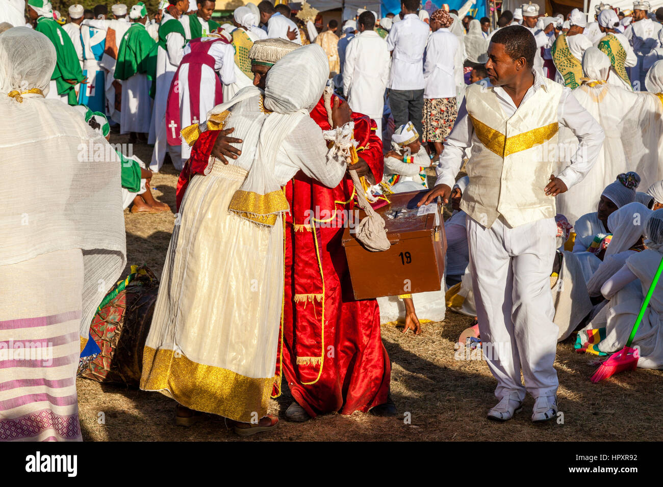 Les chrétiens éthiopiens chaque message d'autres à la Timkat (Epiphanie) Célébrations, Meda Jan Terrain de sport, Addis Abeba, Ethiopie Banque D'Images