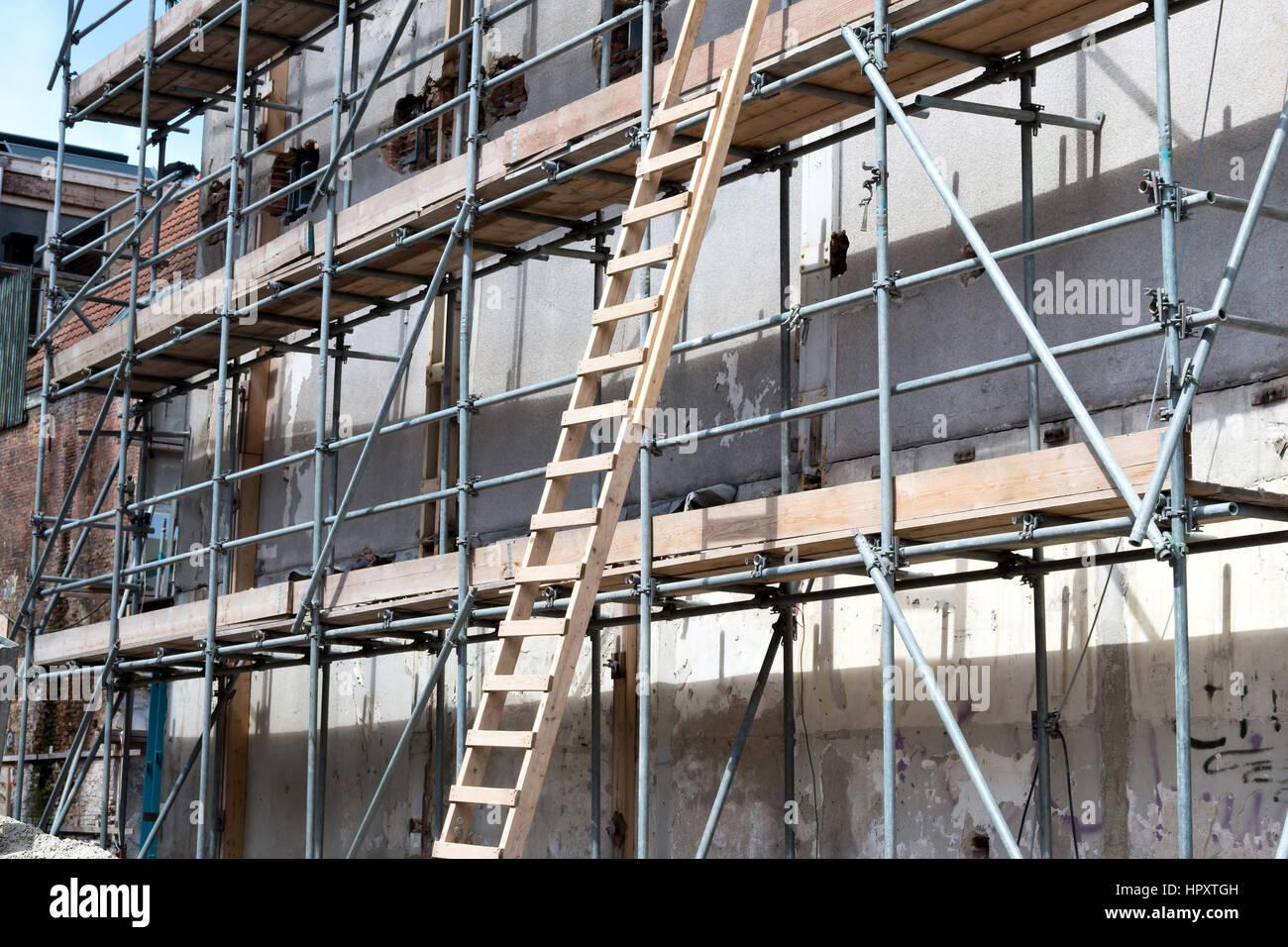 À l'échafaudage bâtiment en cours de rénovation urbaine Banque D'Images