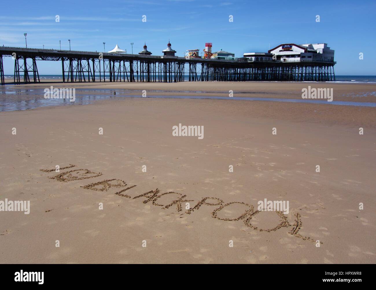 J'adore Blackpool écrit dans le sable devant North Pier à marée basse Banque D'Images