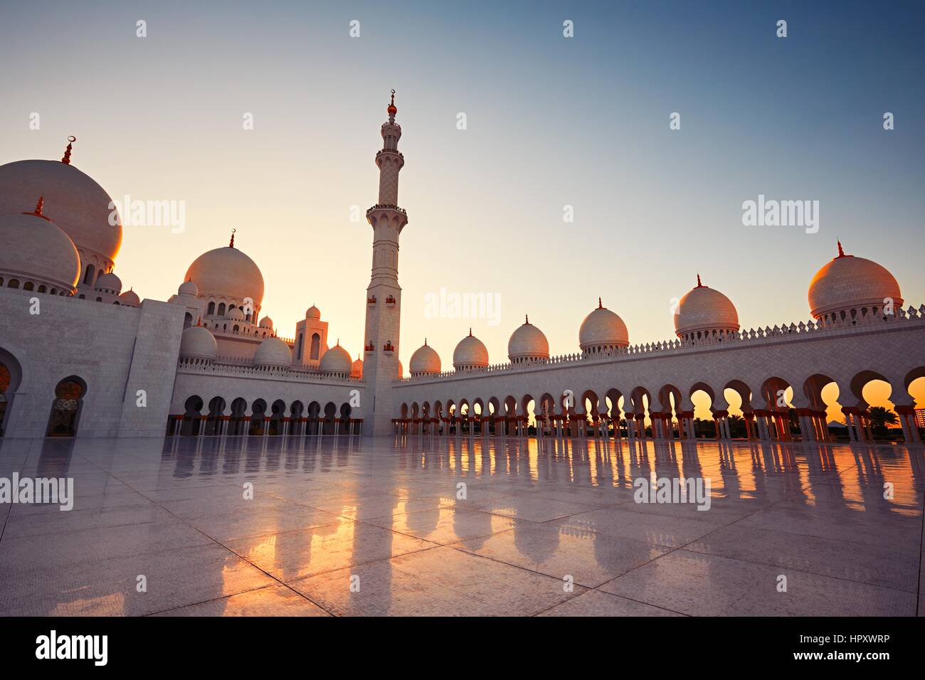 ABU DHABI, EMIRATS ARABES UNIS - Avril 19 : cour et minaret de la Grande Mosquée de Sheikh Zayed, le 19 avril 2016. C'est la plus grande mosquée d'e Banque D'Images