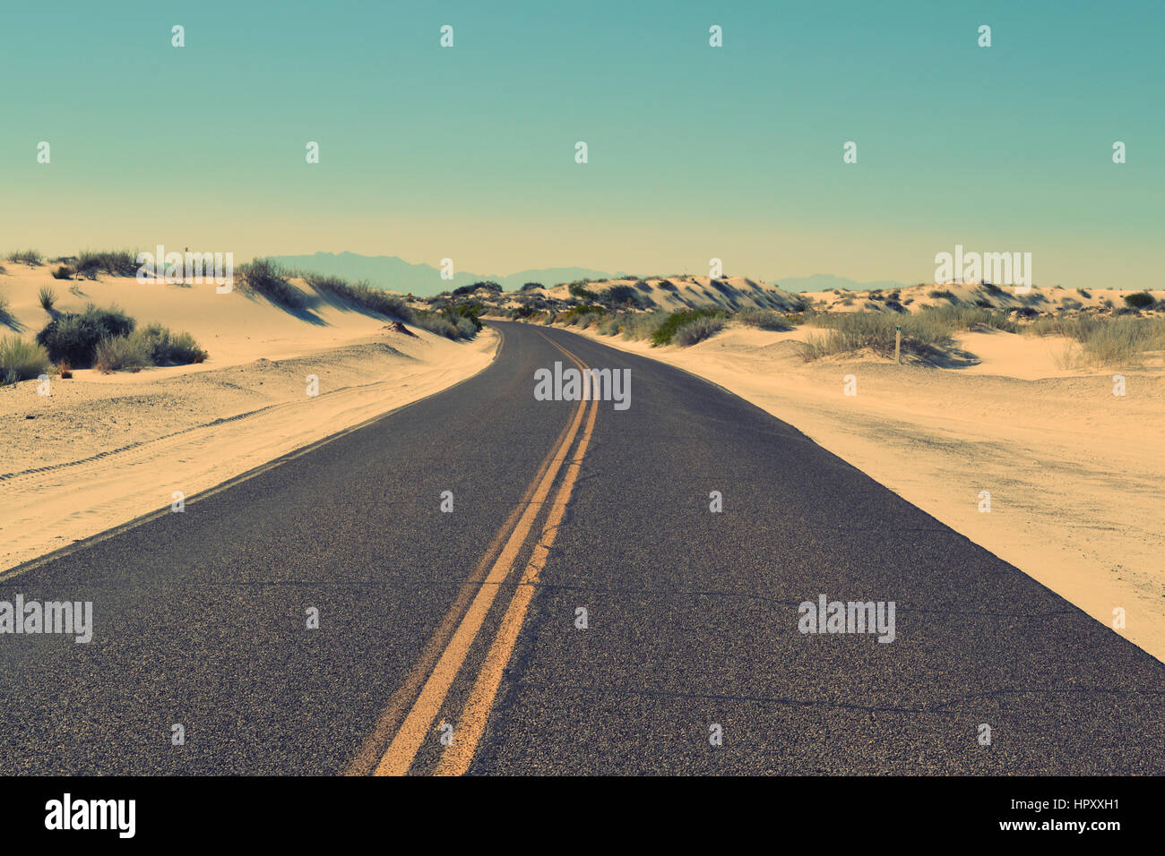 Une belle image de route qui donne une sensation de voyager. un voyage avec vos amis ou votre famille par la route donne un moment à part entière dans votre vie un sens. Banque D'Images