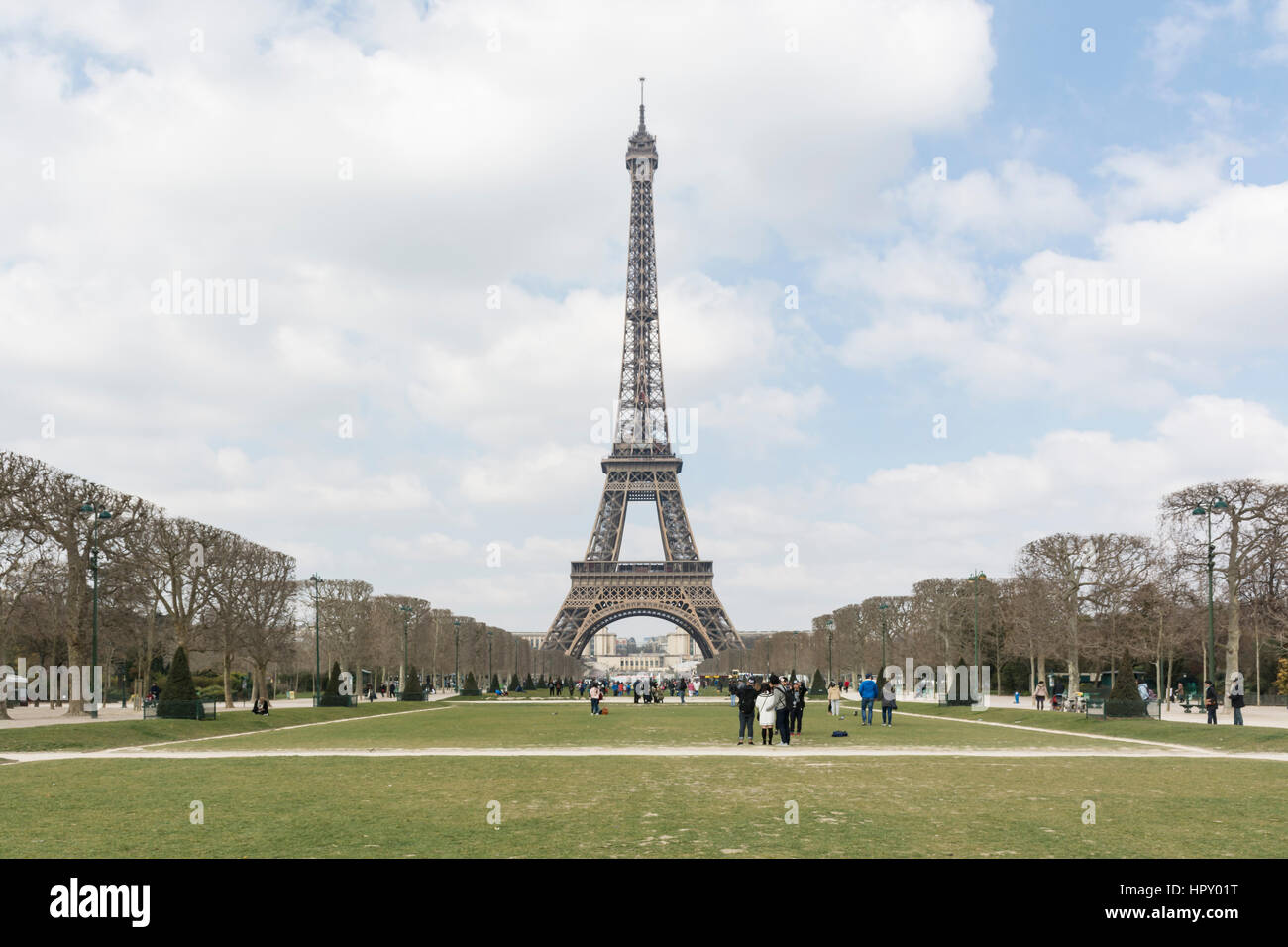 Vue sur Tour Eiffel depuis le Champ de Mars, Paris Banque D'Images