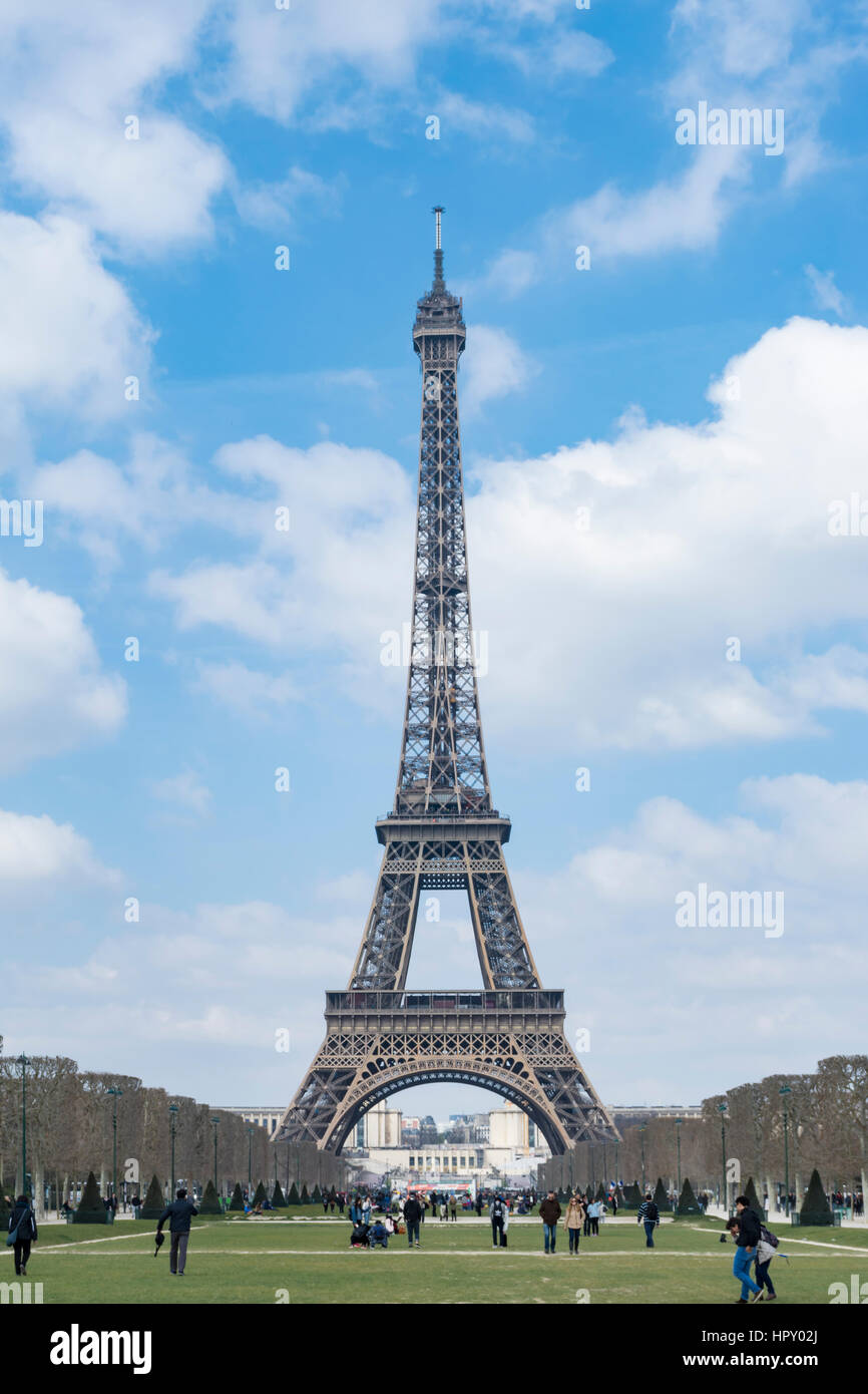 Vue sur Tour Eiffel depuis le Champ de Mars, Paris Banque D'Images