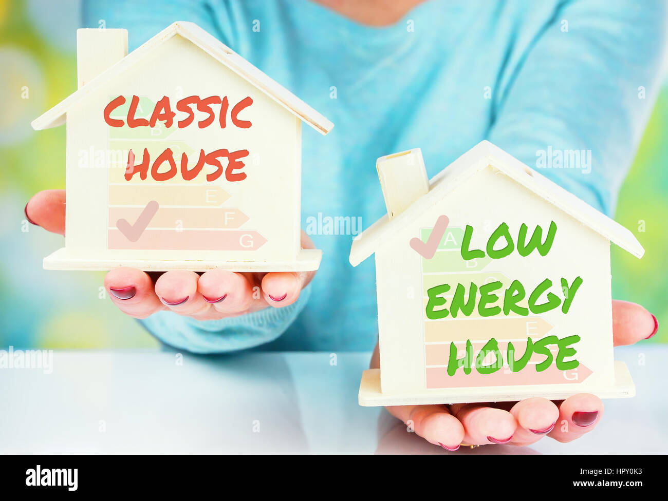 Comparaison concept house et maison basse consommation avec cote d'efficacité énergétique Banque D'Images