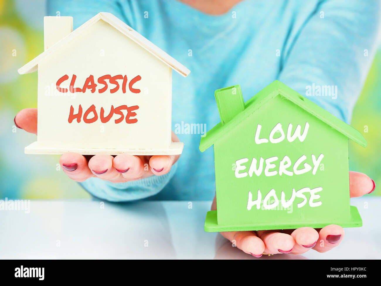 Comparaison concept house et maison basse consommation Banque D'Images