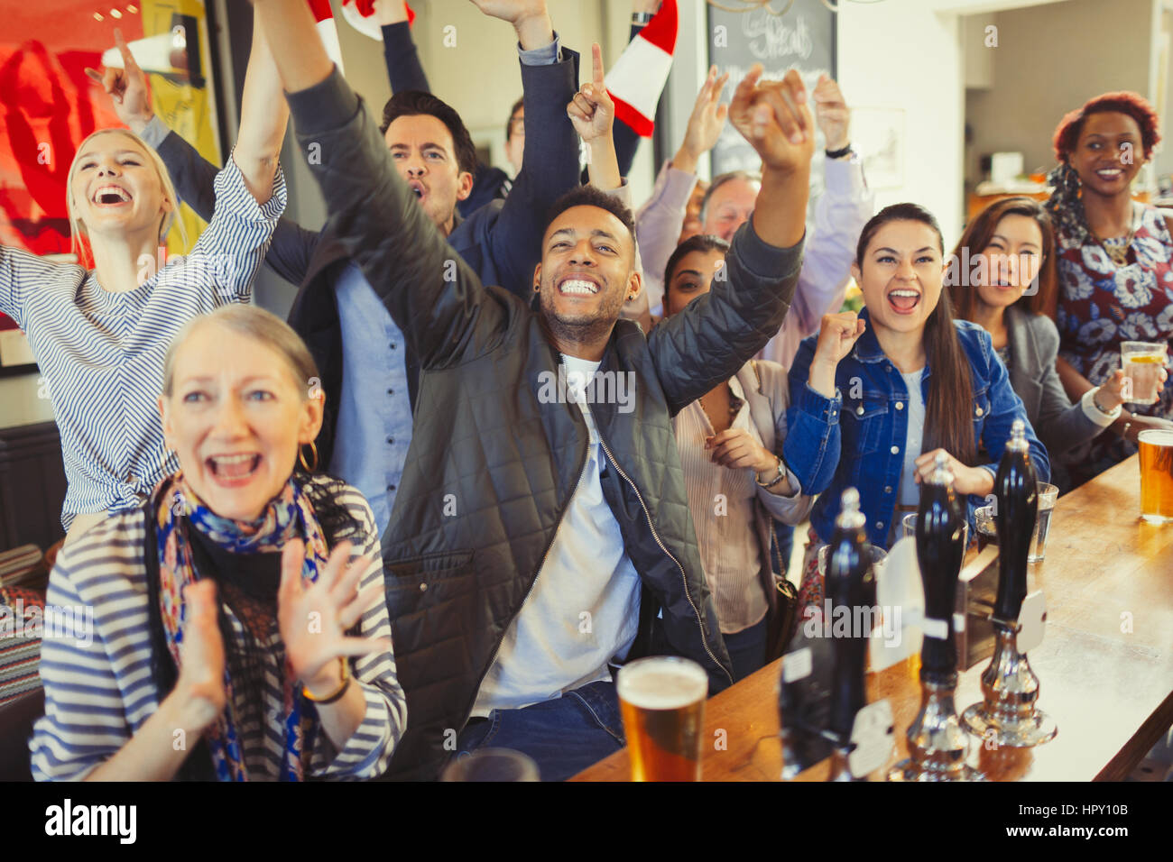 Sports fans enthousiastes acclamations et regarder match à bar Banque D'Images