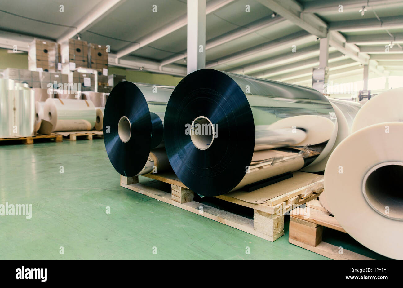 De gros rouleaux de papier d'aluminium dans l'entrepôt Banque D'Images