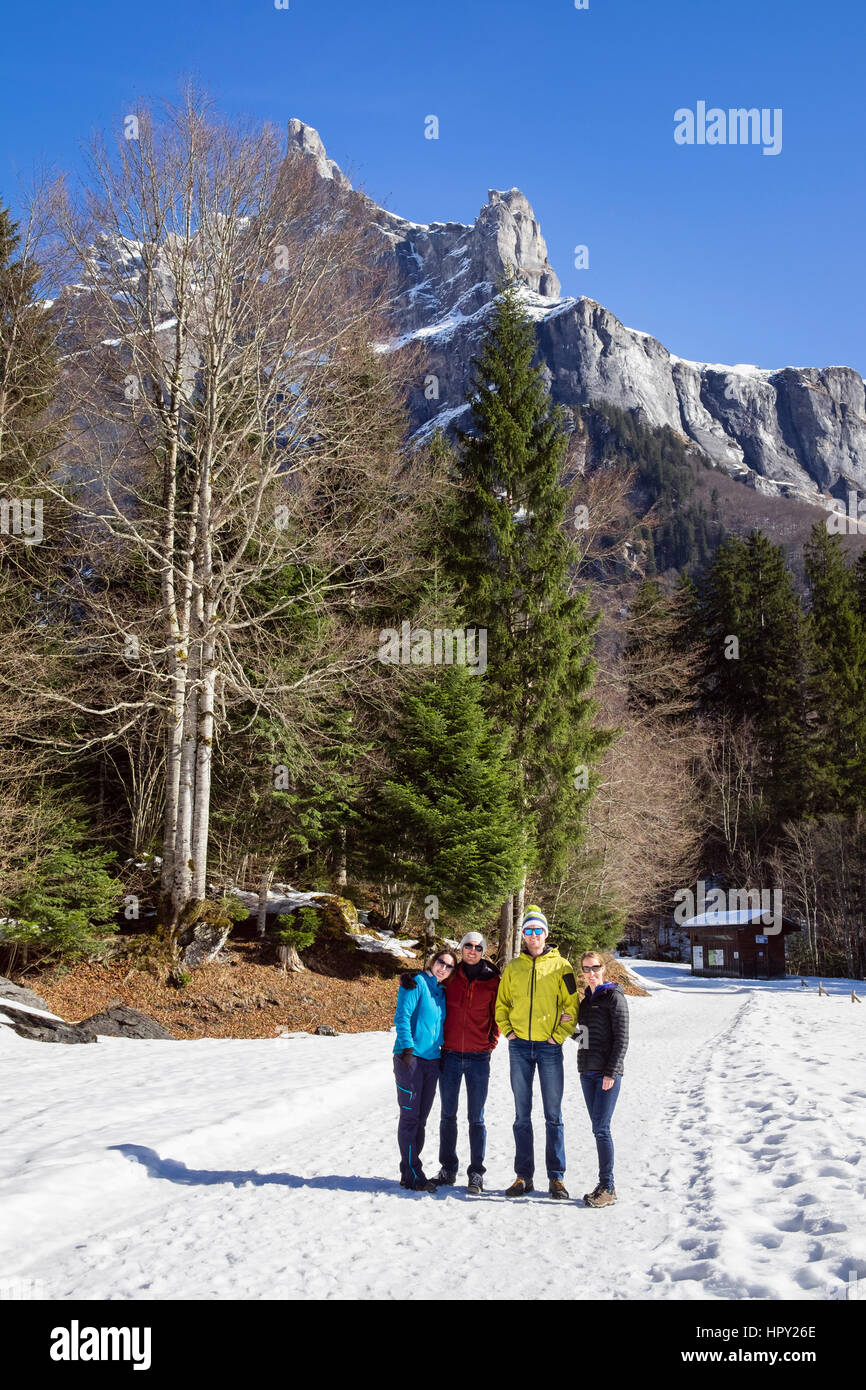 Les marcheurs dans la réserve naturelle de Sixt Fer A Cheval ci-dessous Pic de Tenneverge dans le massif du Giffre dans les Alpes françaises. Information Haute Savoie France Banque D'Images