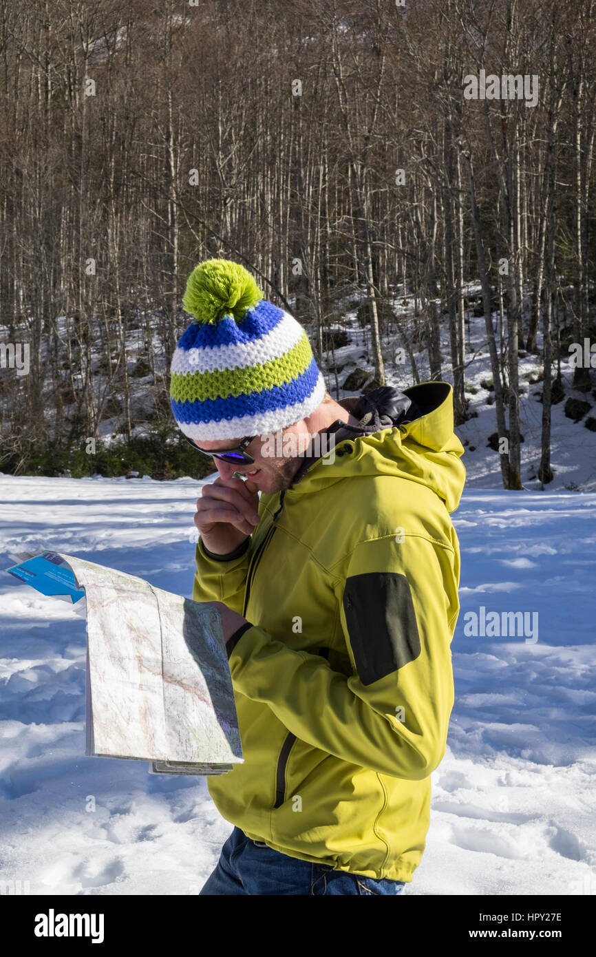 L'homme en regardant une carte de la réserve naturelle de Sixt Fer A Cheval dans le massif du Giffre dans les Alpes françaises. Information Haute Savoie Rhone-Alpes France Banque D'Images