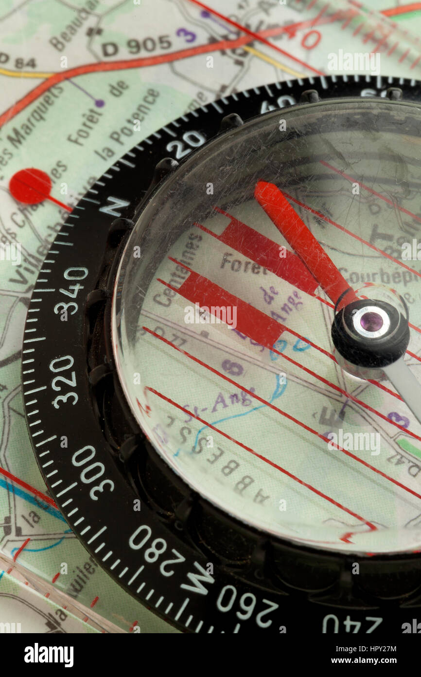 Boussole sur une carte close up Banque D'Images