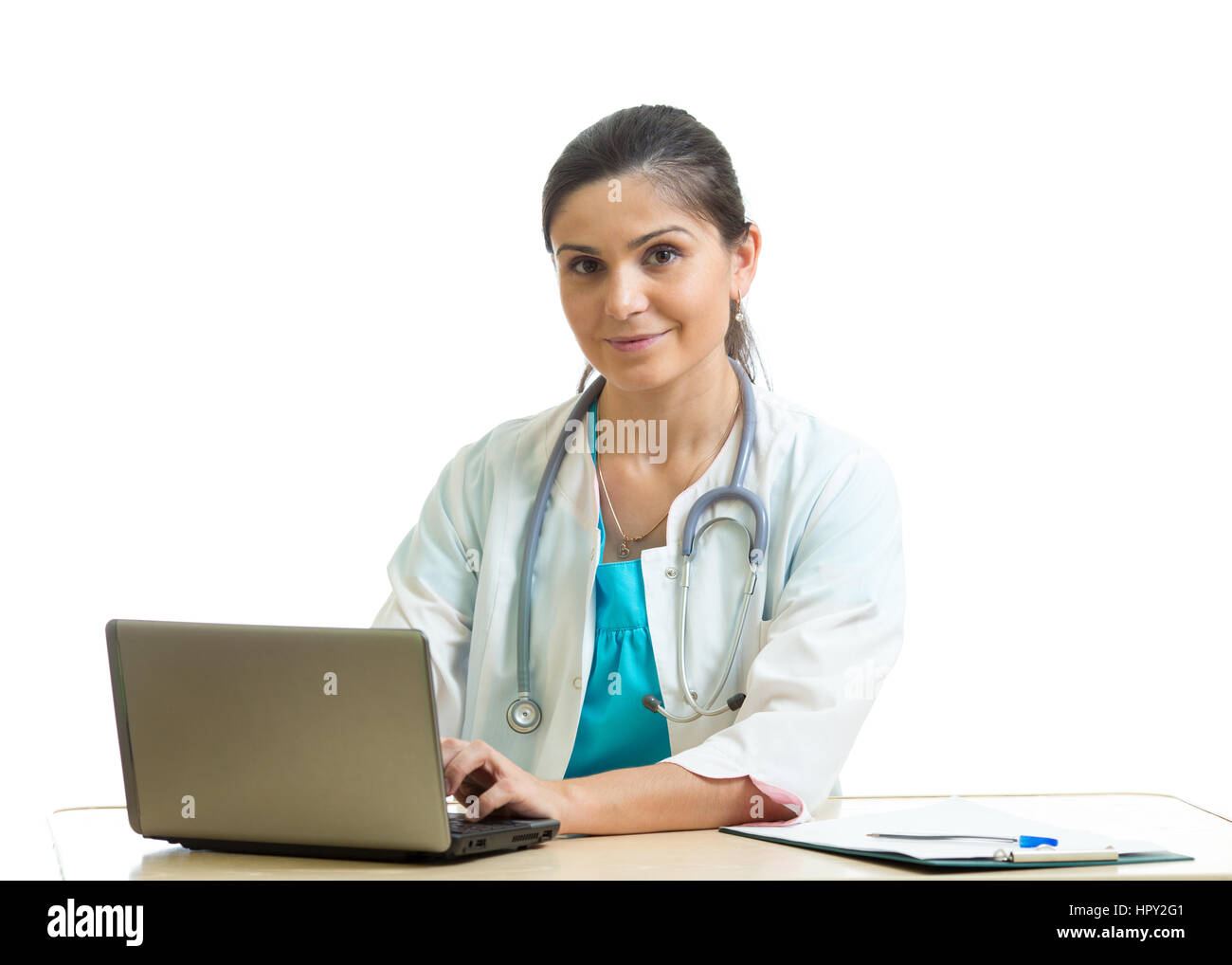 Médecin femme travaillant avec l'ordinateur isolé sur fond blanc. Banque D'Images